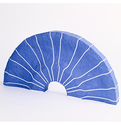 Ana Prada creates sculptural pieces that fluctuate between reality and
illusion, using everyday objects as her primary material. "Abanico"
[Fan] is an example of this approach, as well as of the central role
that the feminine universe plays in her work