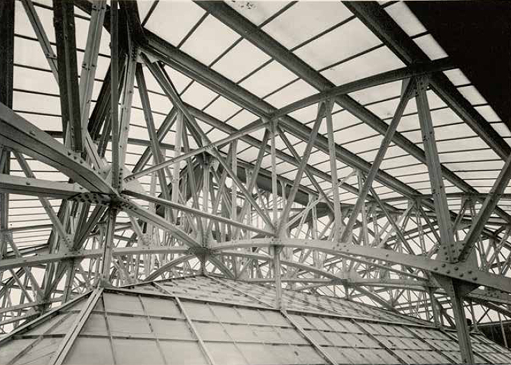 Antonio de Zárraga (b. Madrid, 1885 – d. Mexico City, 1957). ‘El Banco de España’ book, 1936. Framework of the Central Hall Dome, with the grand artisanal stained-glass panels below, 1936. AGUN. José Yárnoz Larrosa Collection