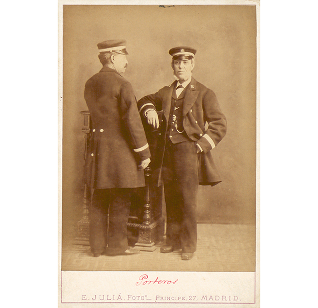 Porteros del Banco de España. Ca. 1874. Fotografía: Eusebio Juliá. Tarjeta Cabinet. Papel a la albúmina.