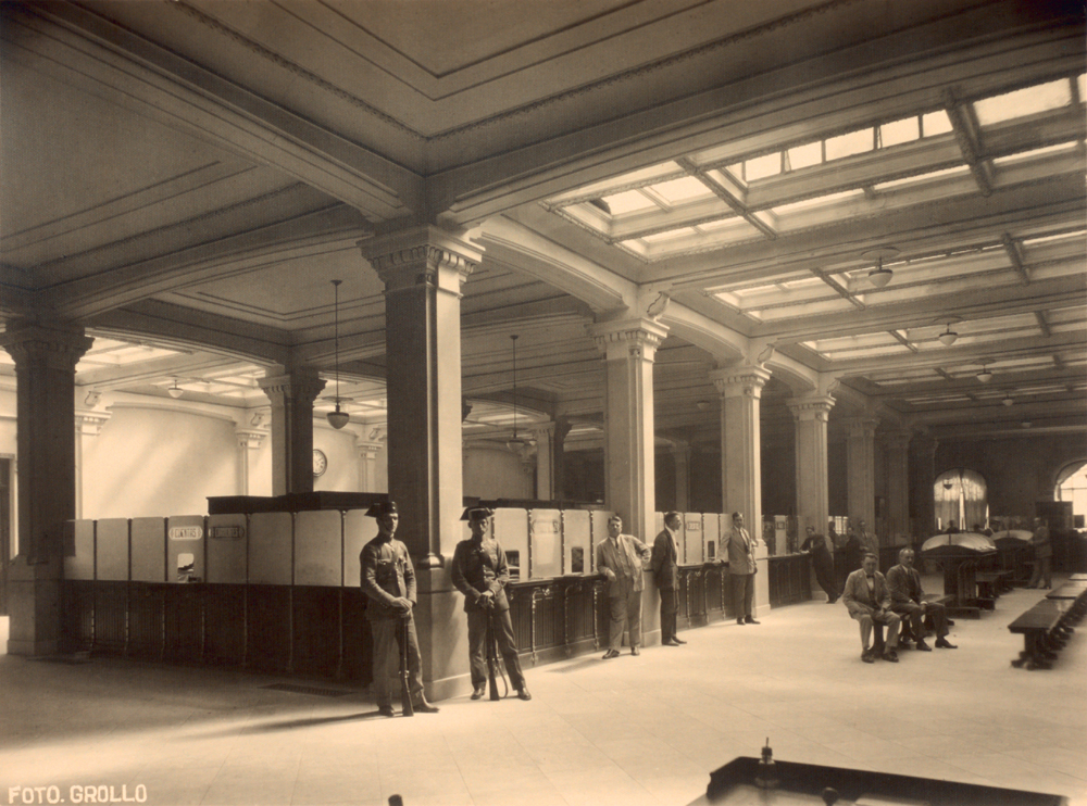Valencia. Banco de España. Calle Barcas. Trading Floor. 1918. Photograph: José Grollo. Gelatin silver.