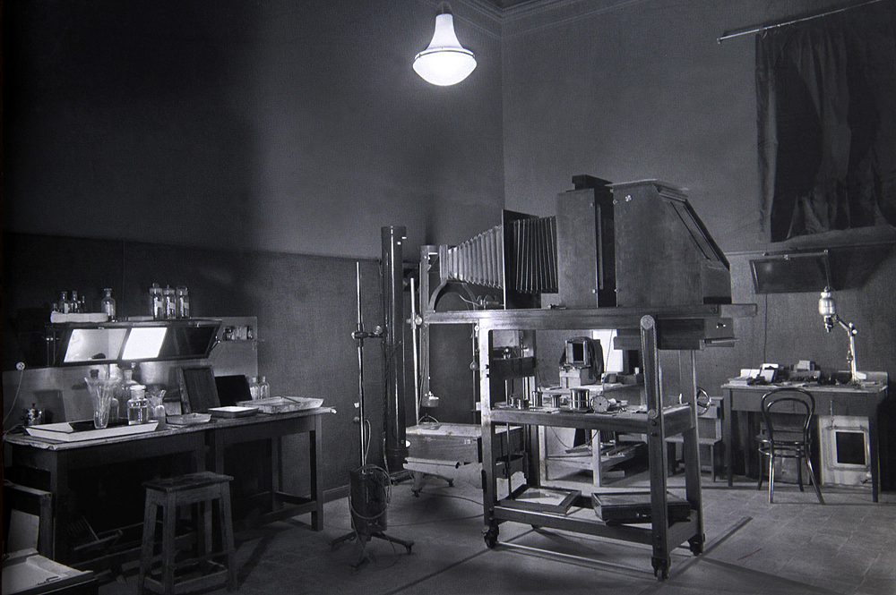 Laboratorio fotográfico del Banco de España en Madrid. Ca. 1940. Fotografía: Ragel. Plata en gelatina.