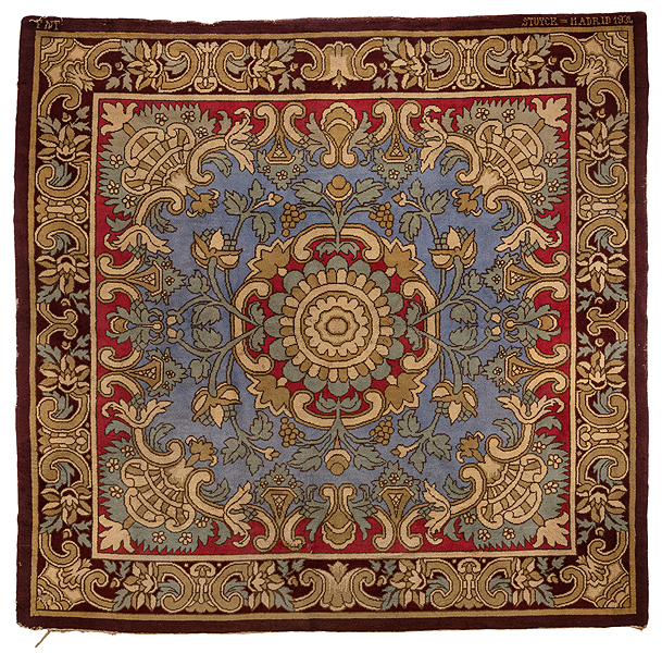 Fábrica Nacional de Tapices. Alfombra, 1934. Tejido de nudo turco o simétrico. Densidad de tejido 14 x 14/15 nudos/dm. 424 x 395 cm. Colección Banco de España.