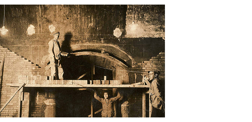 Autor desconocido. Fotografía de la construcción de la caja subterránea del edificio, 