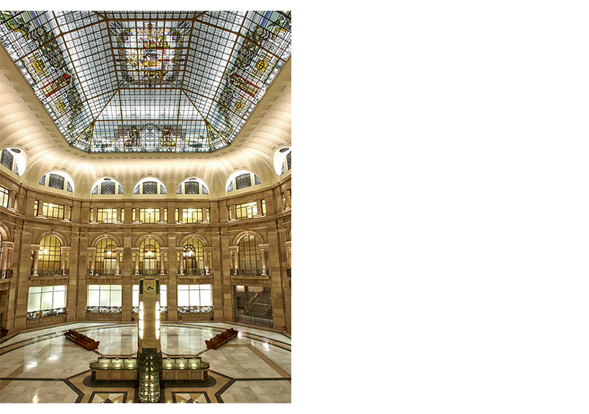 Patio de Operaciones. Claraboya que asume el papel de una gran cúpula de vidriera