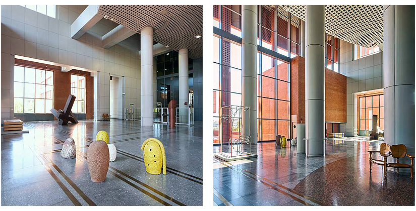 Dos fotografías del vestíbulo de acceso de la sede de Alcalá 522, donde se pueden apreciar las esculturas de Xavier Toubes, Pello Irazu, Miquel Navarro, Florentino Díaz y Jorge Oteiza