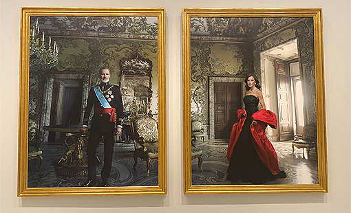 Inaugurada la exposición "La tiranía de Cronos" que incluye los retratos realizados por Annie Leibovitz del rey Felipe VI y la reina Letizia y del gobernador, Pablo Hernández de Cos