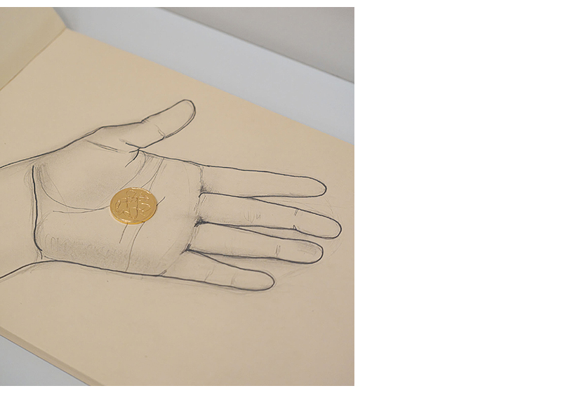 Dora García: Dismembered (hand with coin) (2021). Colección Banco de España.