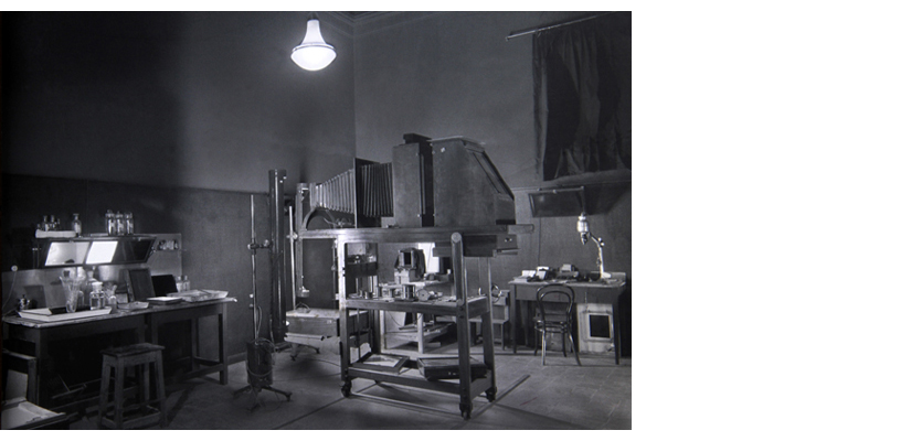 Laboratorio fotográfico del Banco de España en Madrid. Ca. 1940. Fotografía: Ragel. Plata en gelatina.