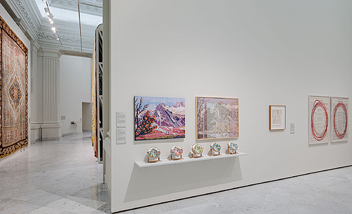 El plano flexible: el textil como espacio de encuentro entre arte, arquitectura e industria en la nueva exposición del Banco de España