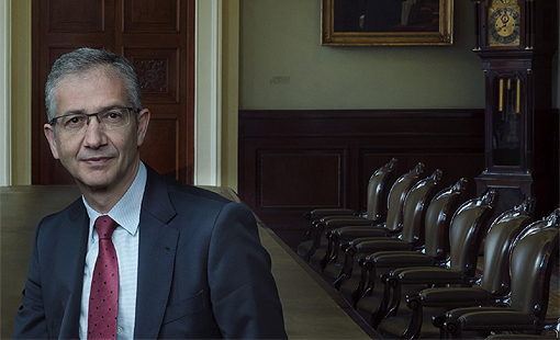 El retrato del gobernador Pablo Hernández de Cos, la otra obra de Annie Leibovitz que forma parte de la exposición 'La tiranía de Cronos'