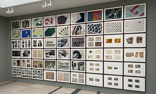 Vista de sala de la exposición '(un)common values', con la obra 'faslso_de_epoca', de Daniel García Andújar
