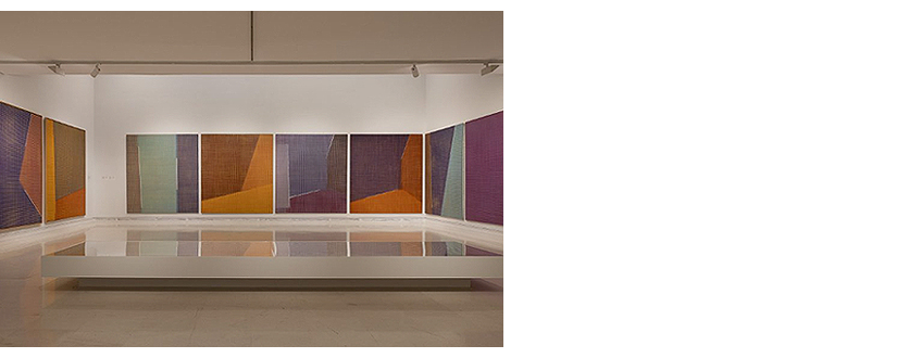 Vista de sala de la exposición Ritmos, tramas, variables con la obra Meninas IV (Soledad Sevilla, 1982)