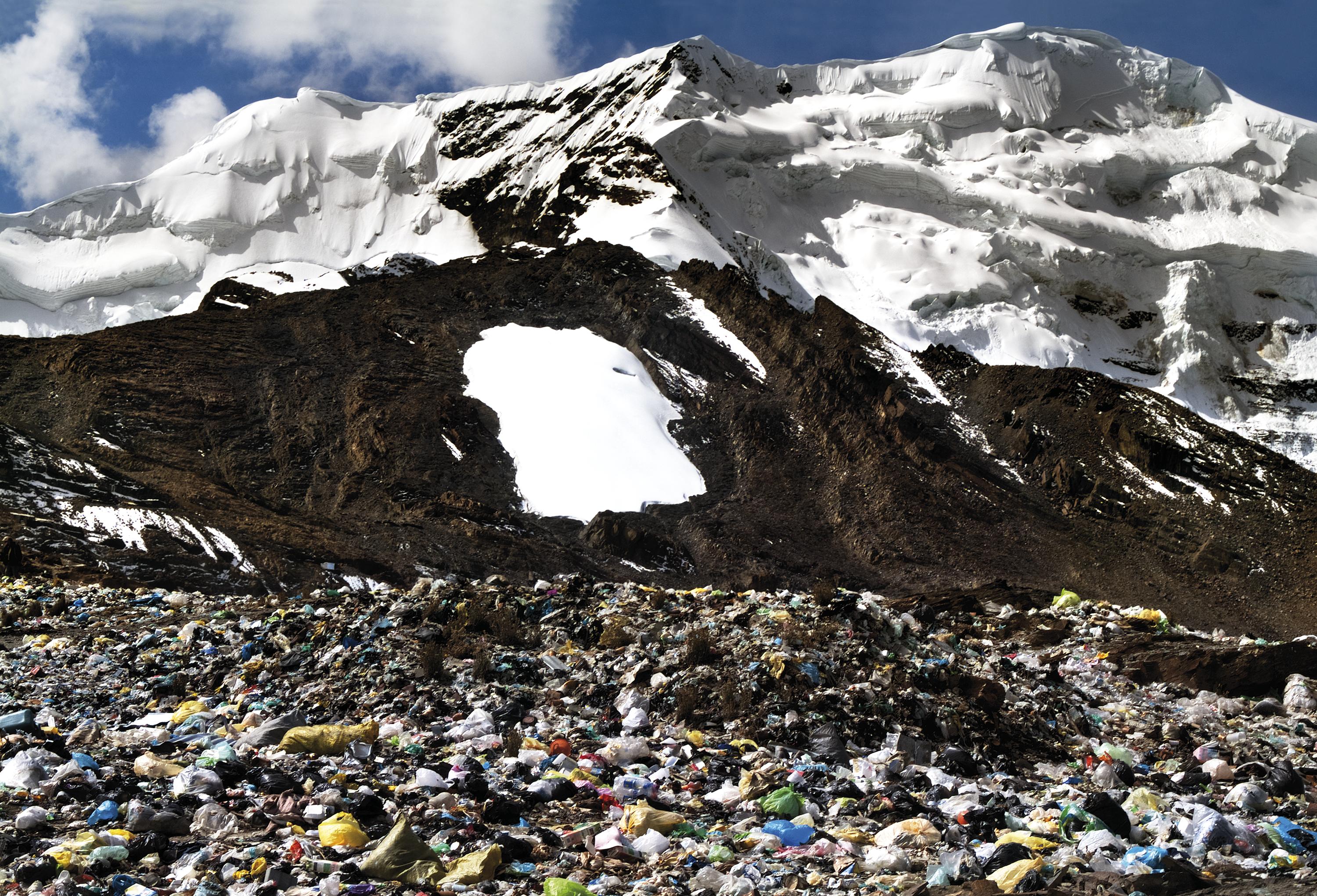 Montaña y basura