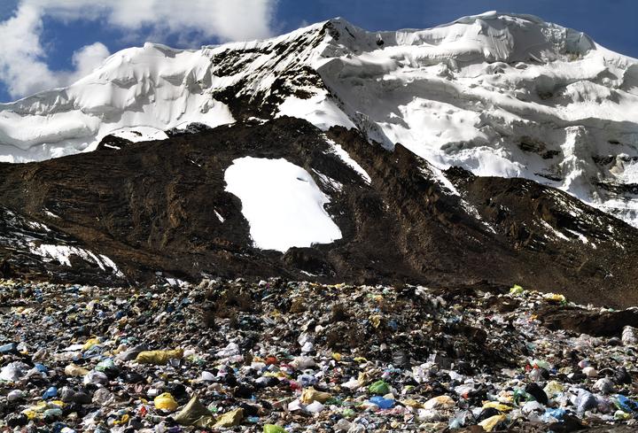 Montaña y basura