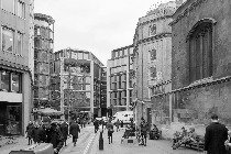 60 Queen Victoria St. (Foggo Associates, 1999) and 3 Queen Victoria St. (Bloomberg European HQ, Foster + Partners, 2017) seen from Watling St.