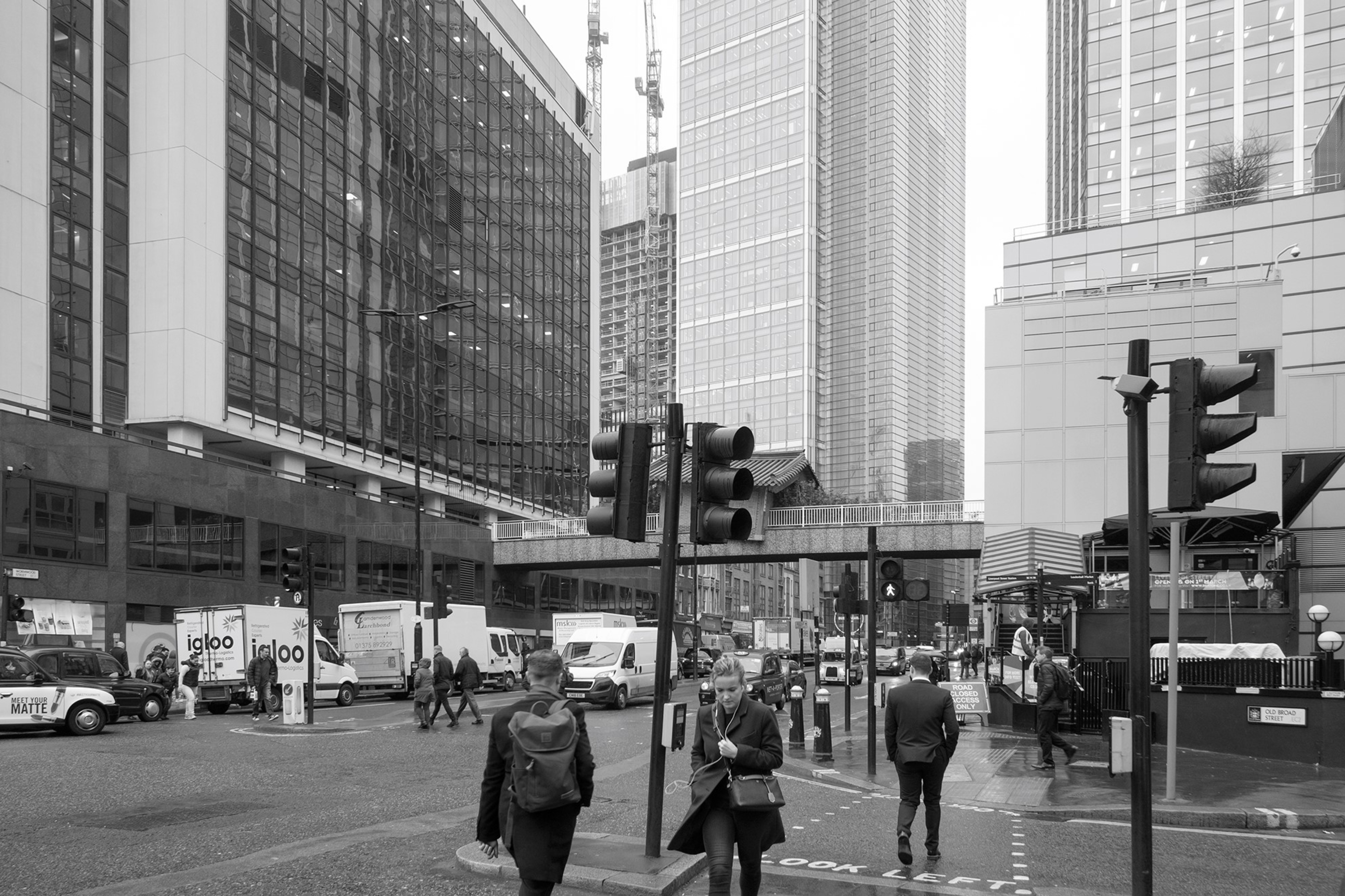 110 Bishopsgate (Heron Tower, KPF Kohn Pedersen Fox, 2011) and a section of the Bishopsgate Pedway from Tower 42 to Broad St House seen from Wormwood St. with Old Broad St.