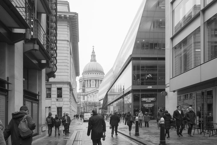 St Paul’s Cathedral (Christopher Wren, 1720) and 1 New Change Shopping Centre (Jean Nouvel, 2010) seen from Watling St with Bread St.
