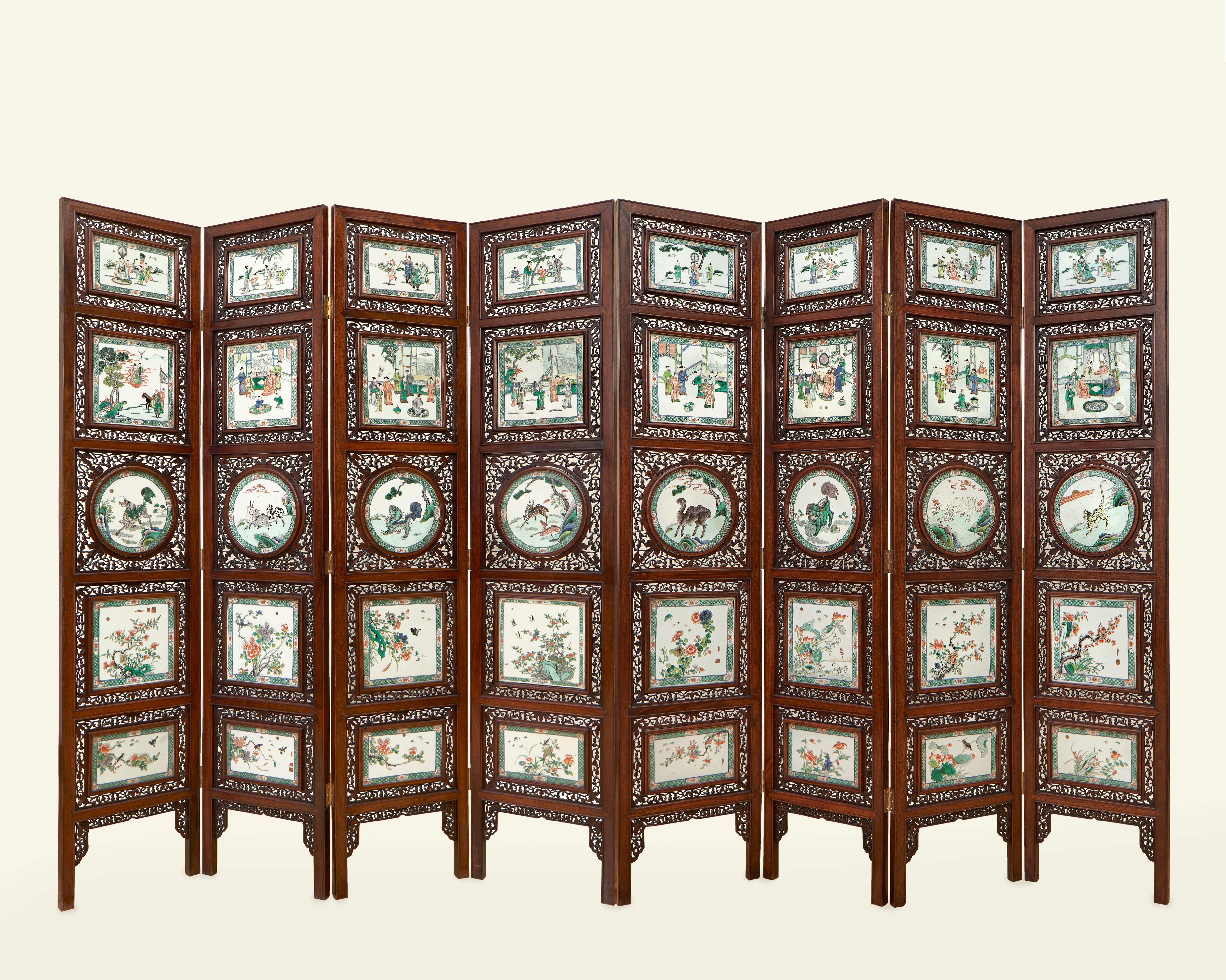 Biombo chino (weiping) de madera calada con placas de porcelana esmaltada [Chinese openwork folding screen (weiping) with glazed porcelain plaques]