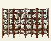 Biombo chino (weiping) de madera calada con placas de porcelana esmaltada [Chinese openwork folding screen (weiping) with glazed porcelain plaques]