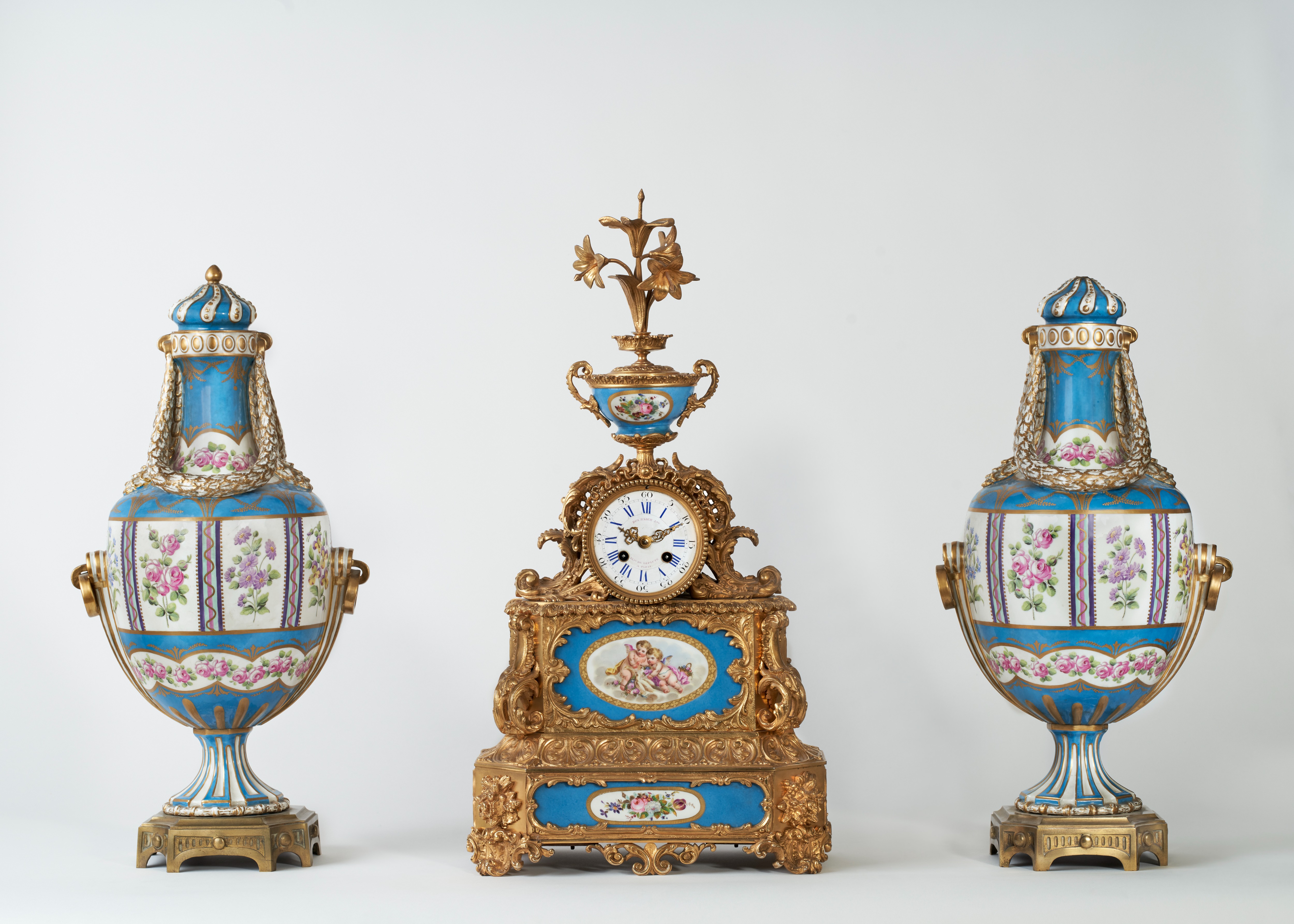 Reloj de sobremesa con guarnición [Mantel clock with garniture]