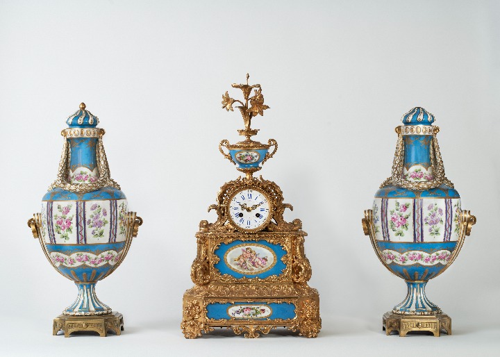 Reloj de sobremesa con guarnición