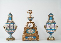 Reloj de sobremesa con guarnición [Mantel clock with garniture]