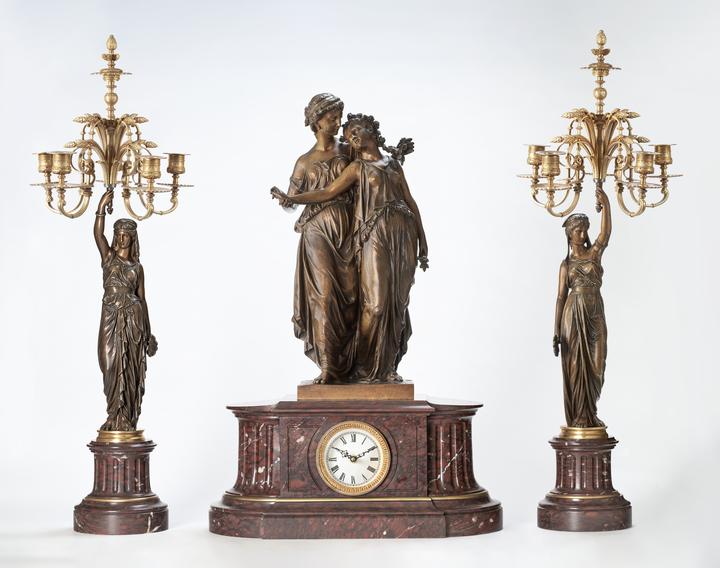 Reloj de sobremesa con guarnición [Mantel clock with garniture]