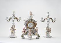 Reloj de sobremesa con guarnición. Las cuatro estaciones del año [Mantel Clock with Garniture. The Four Seasons]