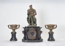 Reloj de sobremesa con guarnición [Mantel Ornament Set: Table Clock and Two Vases]