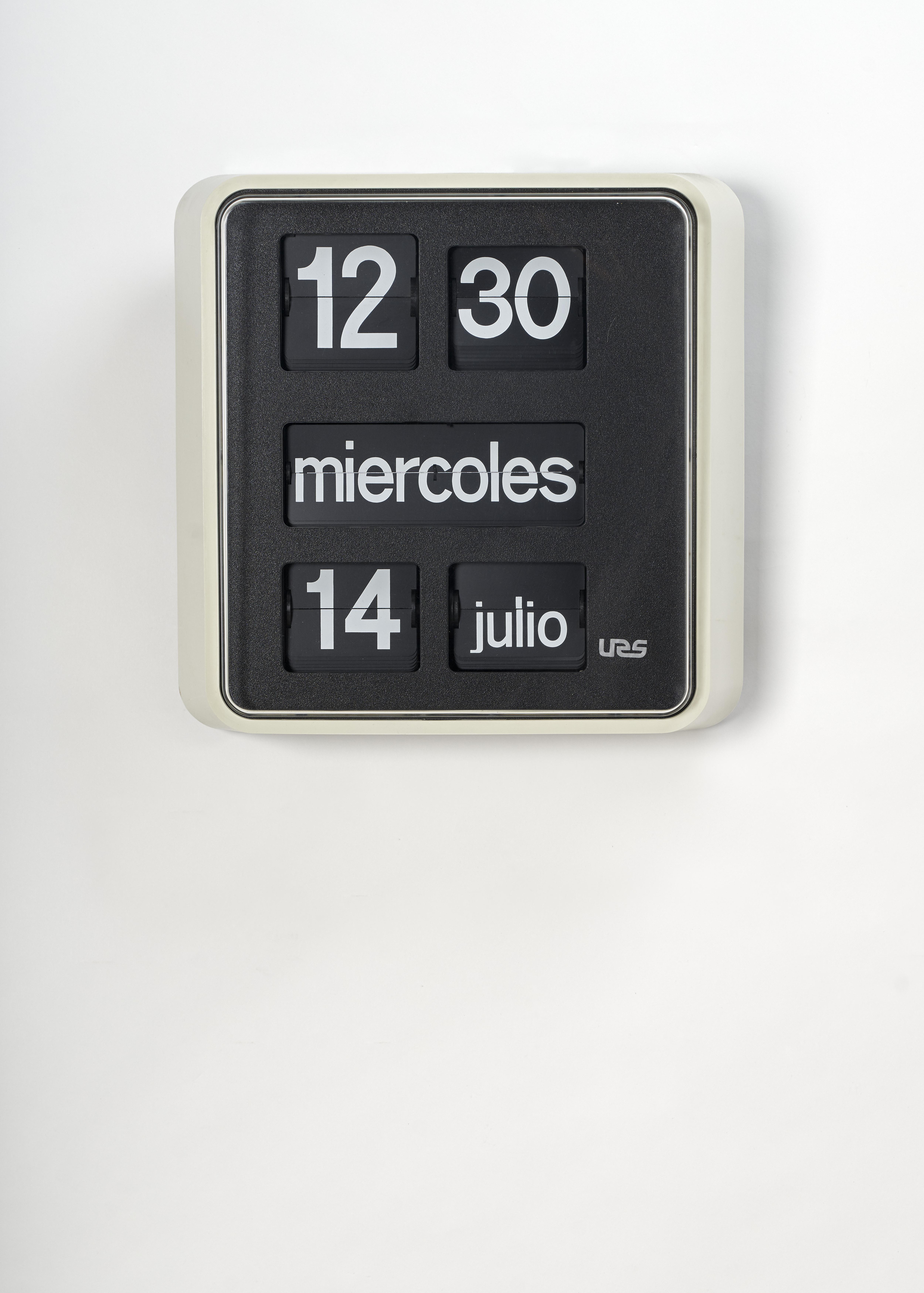 Reloj de pared y de sobremesa de lectura digital  de paletas [Digital Flip Wall and Desk Clock]