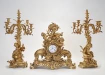 Reloj de sobremesa con guarnición [Mantel Clock with Garniture]