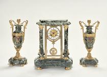 Reloj de sobremesa con guarnición [Ornament Set: Table or mantel clock and pair of vases]