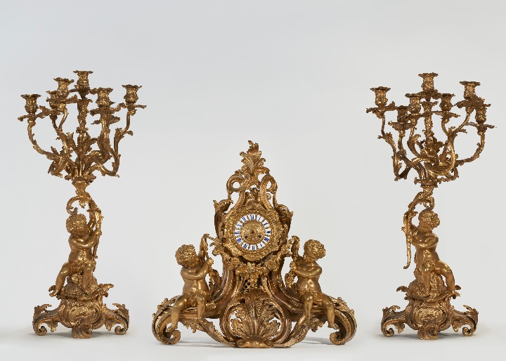 Reloj de sobremesa con guarnición [Mantel clock with garniture]