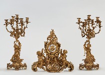 Reloj de sobremesa con guarnición [Mantel clock with garniture]