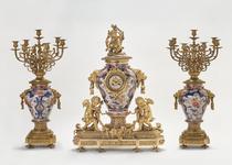 Reloj de sobremesa con guarnición [Mantel Clock with Garniture]