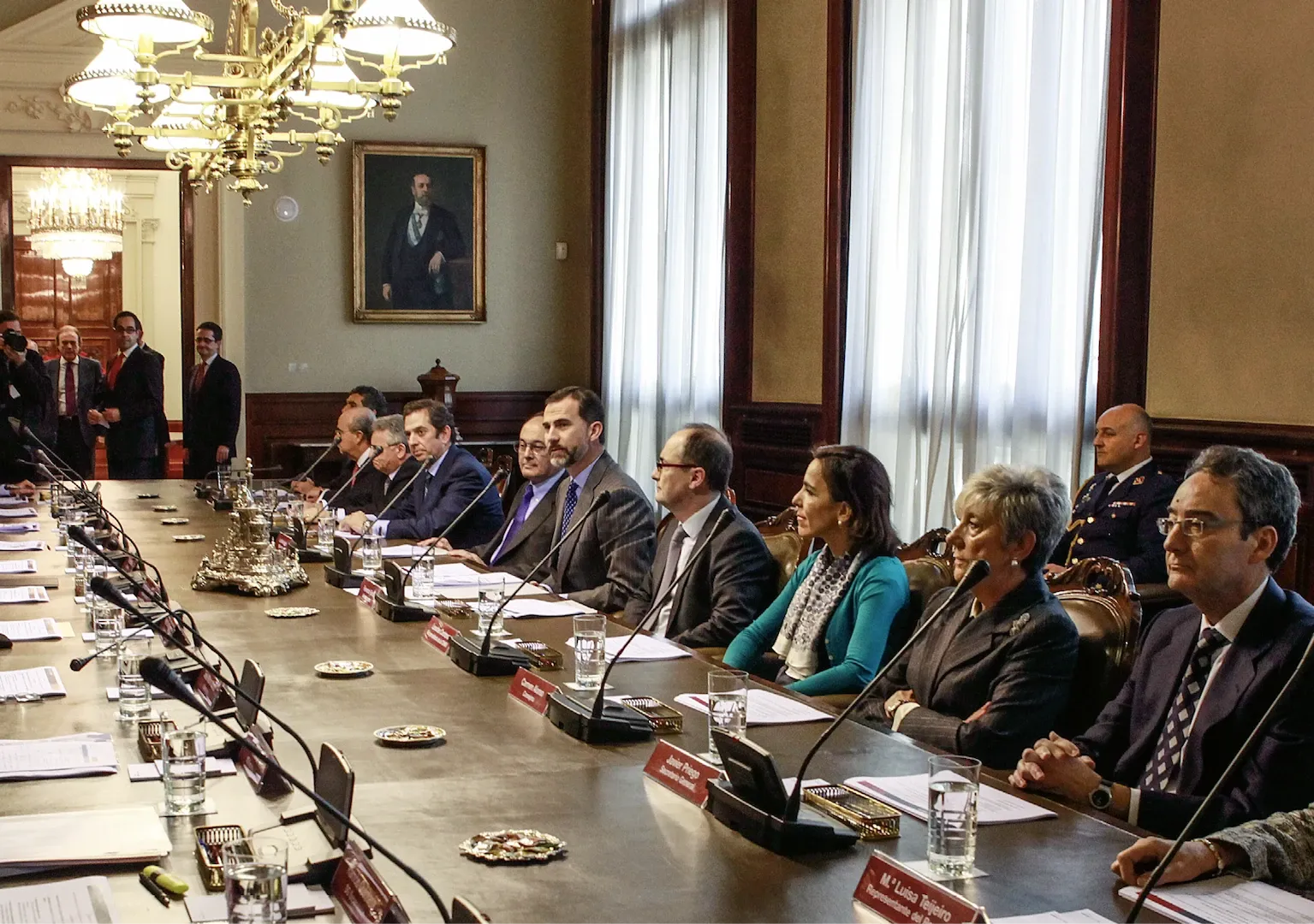 Reunión del príncipe de Asturias con el Consejo de Gobierno del Banco de España. A su derecha, el gobernador Luis Linde, y a su izquierda, el subgobernador Fernando Restoy. 2013. Fotógrafo: Daniel Santamaría. Imagen digital.