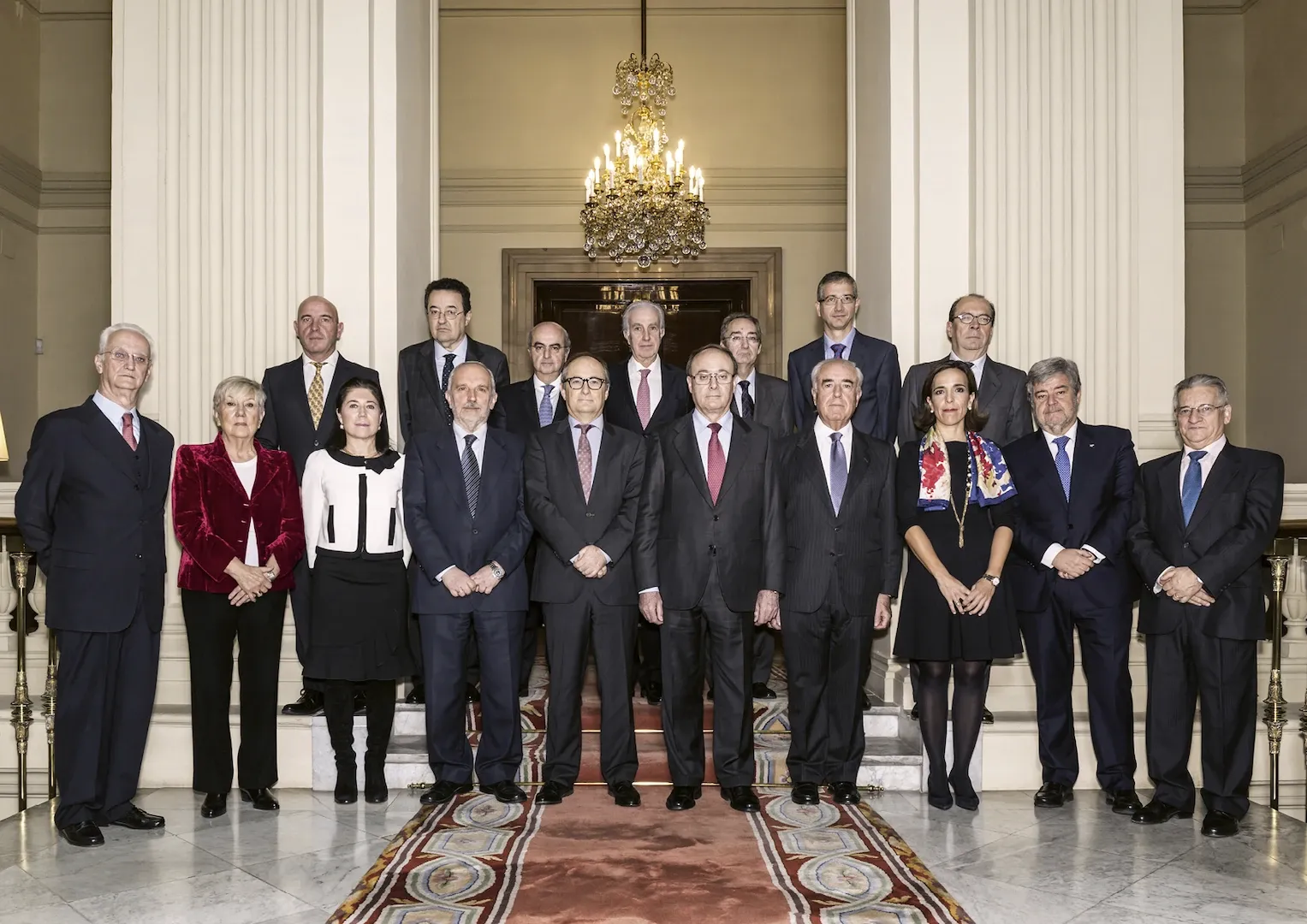 Los miembros del Consejo de Gobierno del Banco de España. De izquierda a derecha, fila inferior: Rafael Castejón y Carmen Alonso, consejeros; Rosa María Sánchez-Yebra, secretaria general del Tesoro y Política Financiera; Vicente Salas, consejero; Fernando Restoy, subgobernador; Luis Linde, gobernador; Ángel Luis López Roa, consejero; Lourdes Centeno, vicepresidenta de la Comisión Nacional del Mercado de Valores; Guillem López i Casasnovas, y Maximino Carpio, consejeros. Fila superior: Mariano Serrano, representante de Personal; Mariano Herrera, Manuel Labrado y Javier Alonso, directores generales; Javier Priego, secretario general; Pablo Hernández de Cos y Julio Durán, directores generales. 18 de diciembre de 2015. Fotógrafo: Daniel Santamaría. Imagen digital.