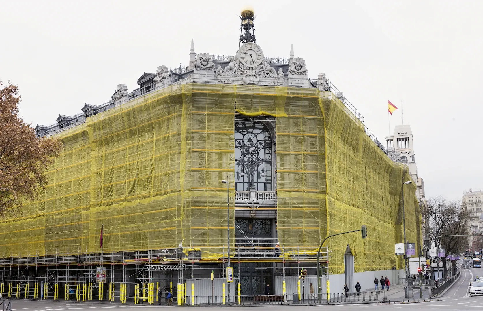 Madrid. El edificio del Banco de España cubierto de andamios y lona para la restauración de su fachada exterior. 2015. Fotógrafo: Daniel Santamaría. Imagen digital.