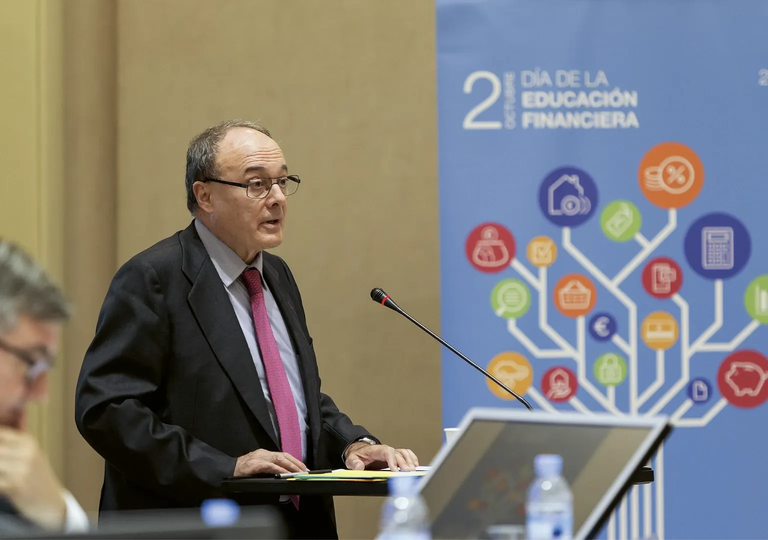 El gobernador del Banco de España, Luis Linde, en el Día de la Educación Financiera. 2 de octubre de 2017. Fotógrafo: Daniel Santamaría. Imagen digital. 