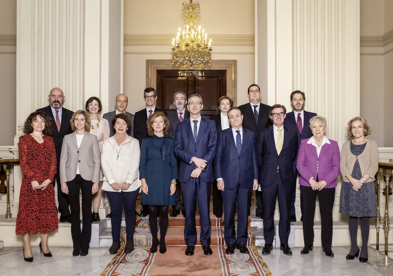 Consejo de Gobierno del Banco de España. De izquierda a derecha, abajo: Núria Mas, consejera; Ana María Martínez-Pina, vicepresidenta de la Comisión Nacional del Mercado de Valores; Soledad Núñez, consejera; Margarita Delgado, subgobernadora; Pablo Hernández de Cos, gobernador; Fernando Eguidazu, consejero; Carlos San Basilio, secretario general del Tesoro y Financiación Internacional; Carmen Alonso y Paz Andrés, consejeras. Arriba: Mariano Serrano, representante de Personal; Mercedes Olano, Jesús Saurina y Juan Ayuso, directores generales; Javier Priego, secretario general; Concepción Jiménez, Óscar Arce y Alejandro Álvarez, directores generales. Diciembre de 2019. Fotógrafo: Daniel Santamaría. Imagen digital.