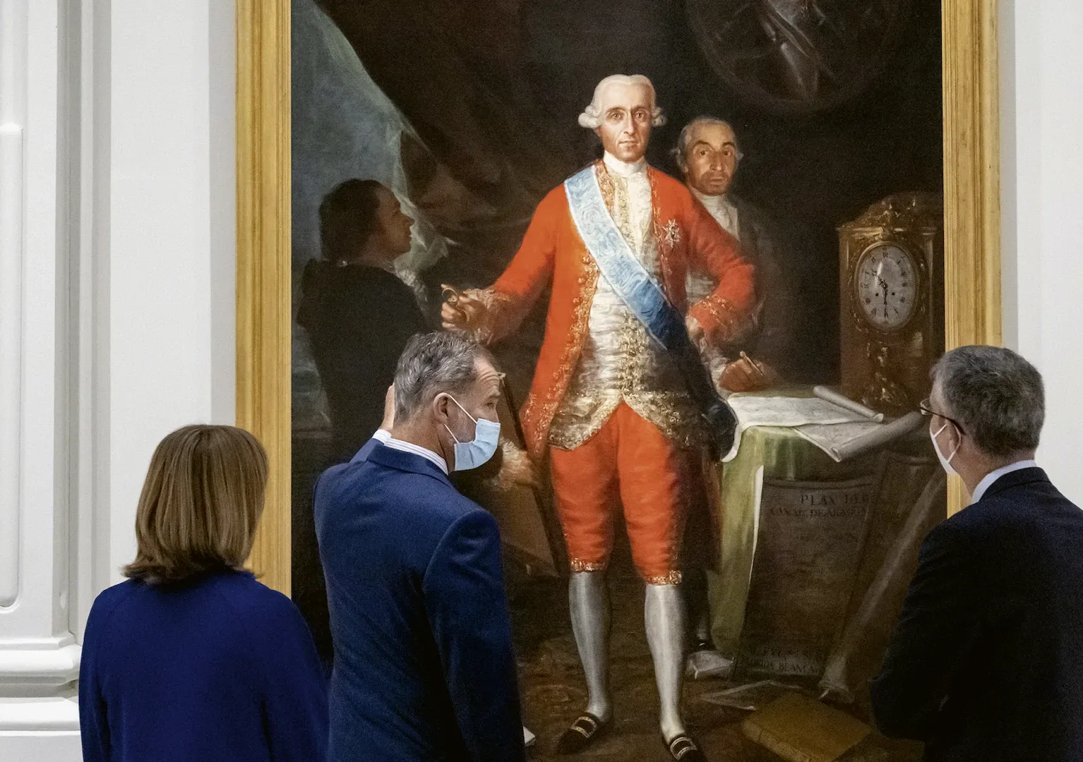 Inauguración de la exposición «2328 reales de vellón. Goya y los orígenes de la Colección Banco de España». El rey don Felipe VI, Pilar Alegría y Pablo Hernández de Cos, frente al retrato del conde de Floridablanca, perteneciente a la Colección Banco de España. 13 de octubre de 2021. Fotógrafo: Daniel Santamaría. Imagen digital.