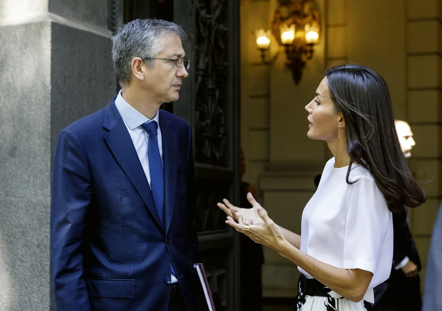 Visita de la reina doña Letizia al Banco de España para asistir a la reunión del patronato de la Fundación FAD Juventud. A la izquierda de la fotografía el gobernador del Banco de España. 22 de junio de 2022. Fotógrafo: Vita & Olga. Imagen digital.
