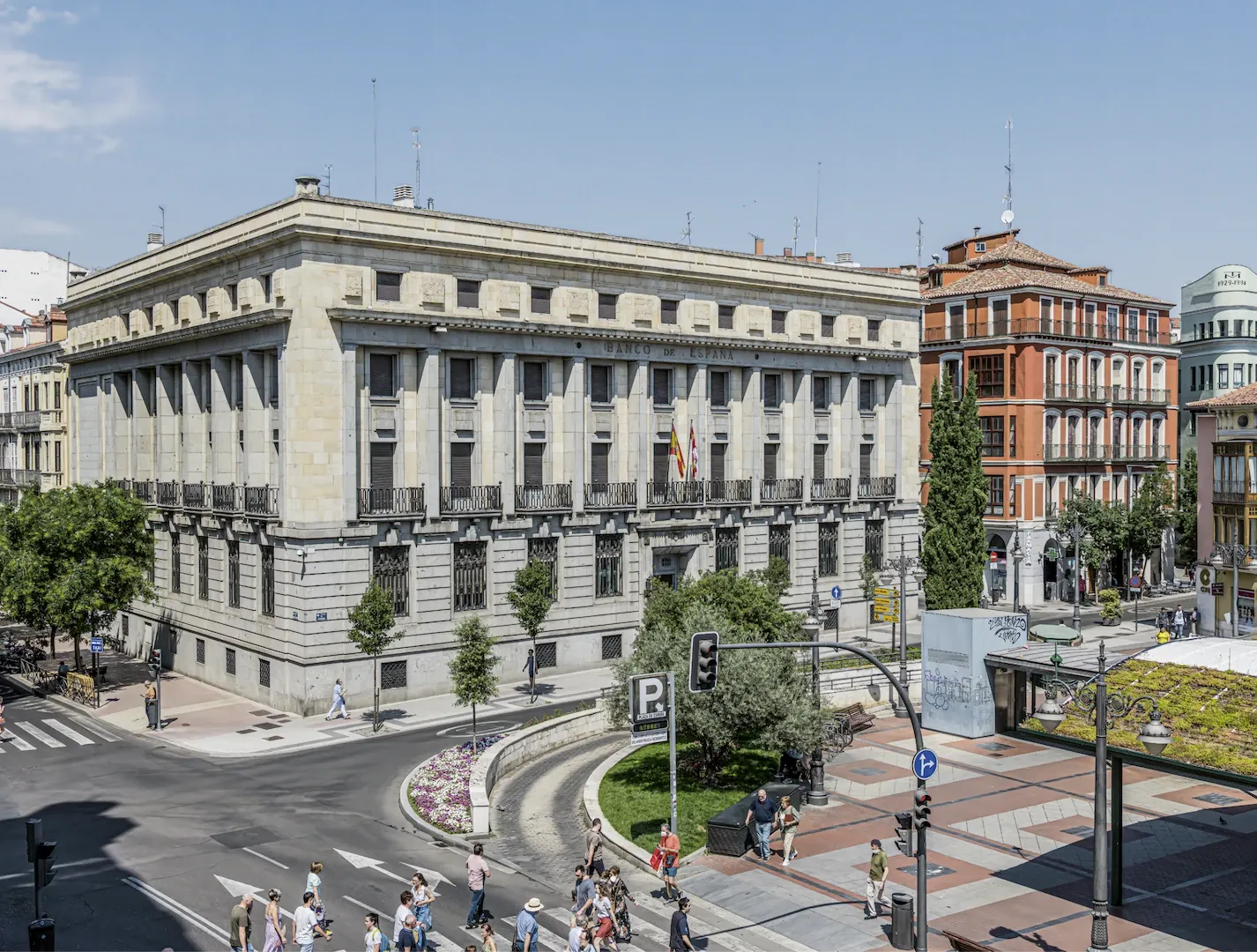 Sucursal de Valladolid. Vista exterior del edificio (plaza de España, 15, sede desde 1958, obra del arquitecto Romualdo de Madariaga, construida en el mismo solar que el edificio anterior). 2022. Fotógrafo: Juan Carlos Quindós. Imagen digital.