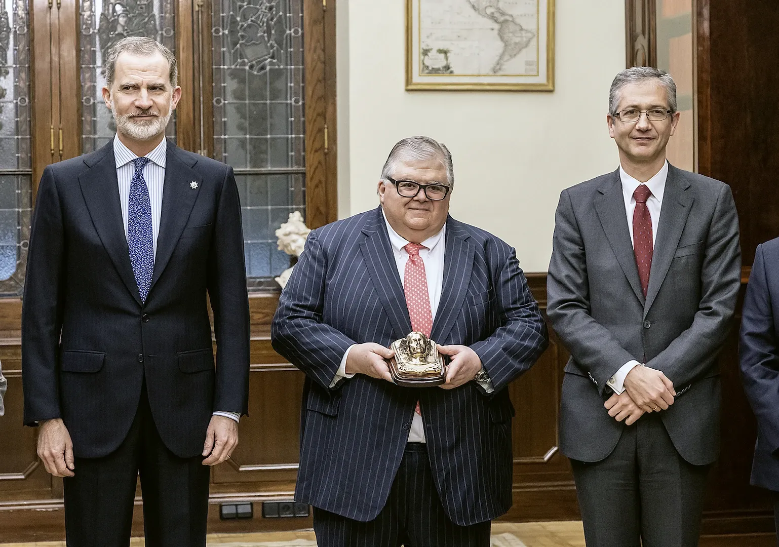 Entrega del Premio de Economía Rey de España a Agustín Carstens Carstens. A su derecha, el rey don Felipe VI, y a su izquierda, Pablo Hernández de Cos, gobernador del Banco de España. 6 de marzo de 2023. Fotógrafo: Daniel Santamaría. Imagen digital.
