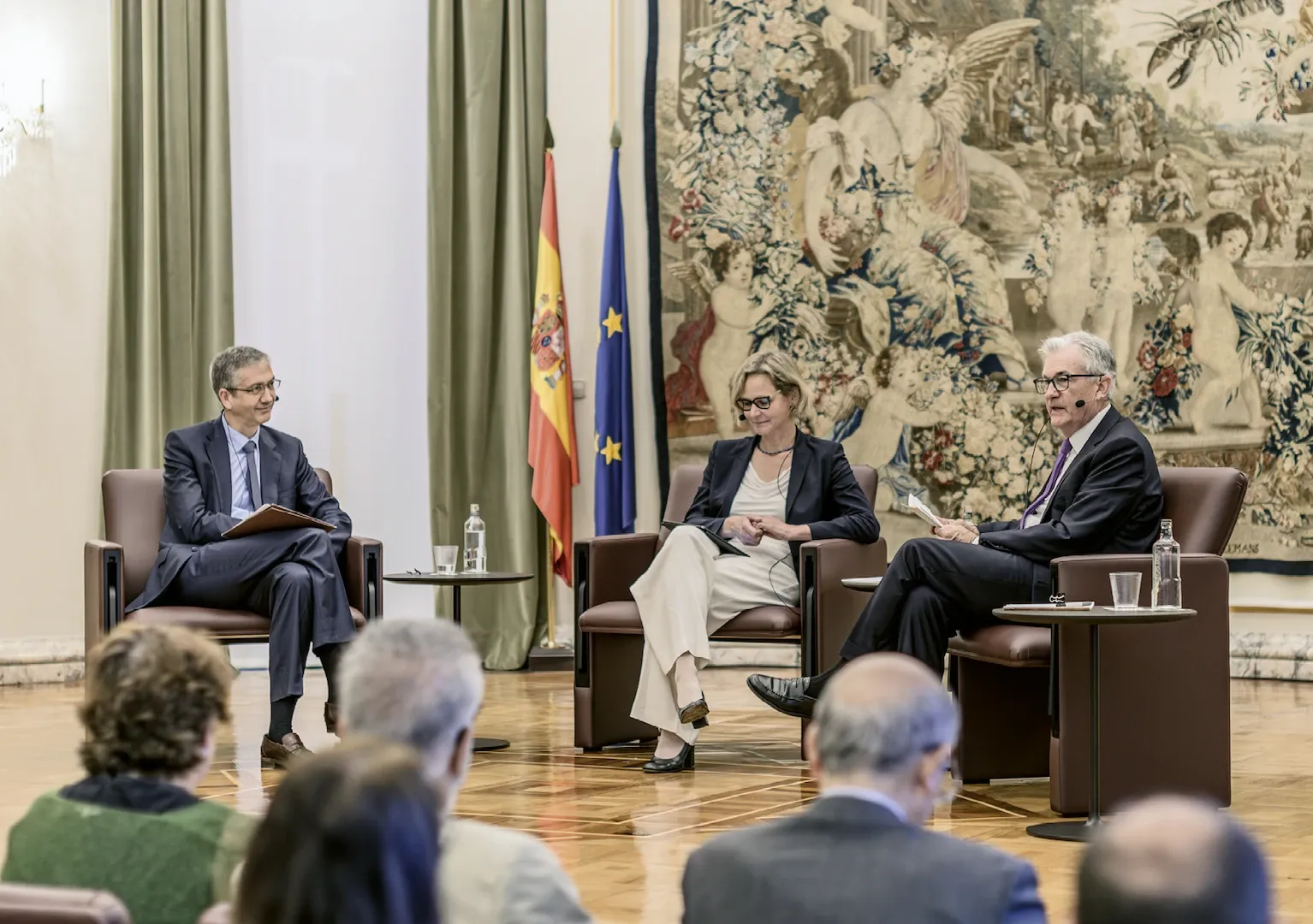 Diálogo entre Pablo Hernández de Cos, gobernador del Banco de España, y Jerome H. Powell, presidente de la Reserva Federal, en la IV Conferencia sobre Estabilidad Financiera organizada por CEMFI y Banco de España, en Madrid. Modera el encuentro Cornelia Holthausen, directora general de Política Macroprudencial y Estabilidad Financiera del Banco Central Europeo. 29 de junio de 2023. Fotógrafo: Juan Carlos Quindós. Imagen digital.