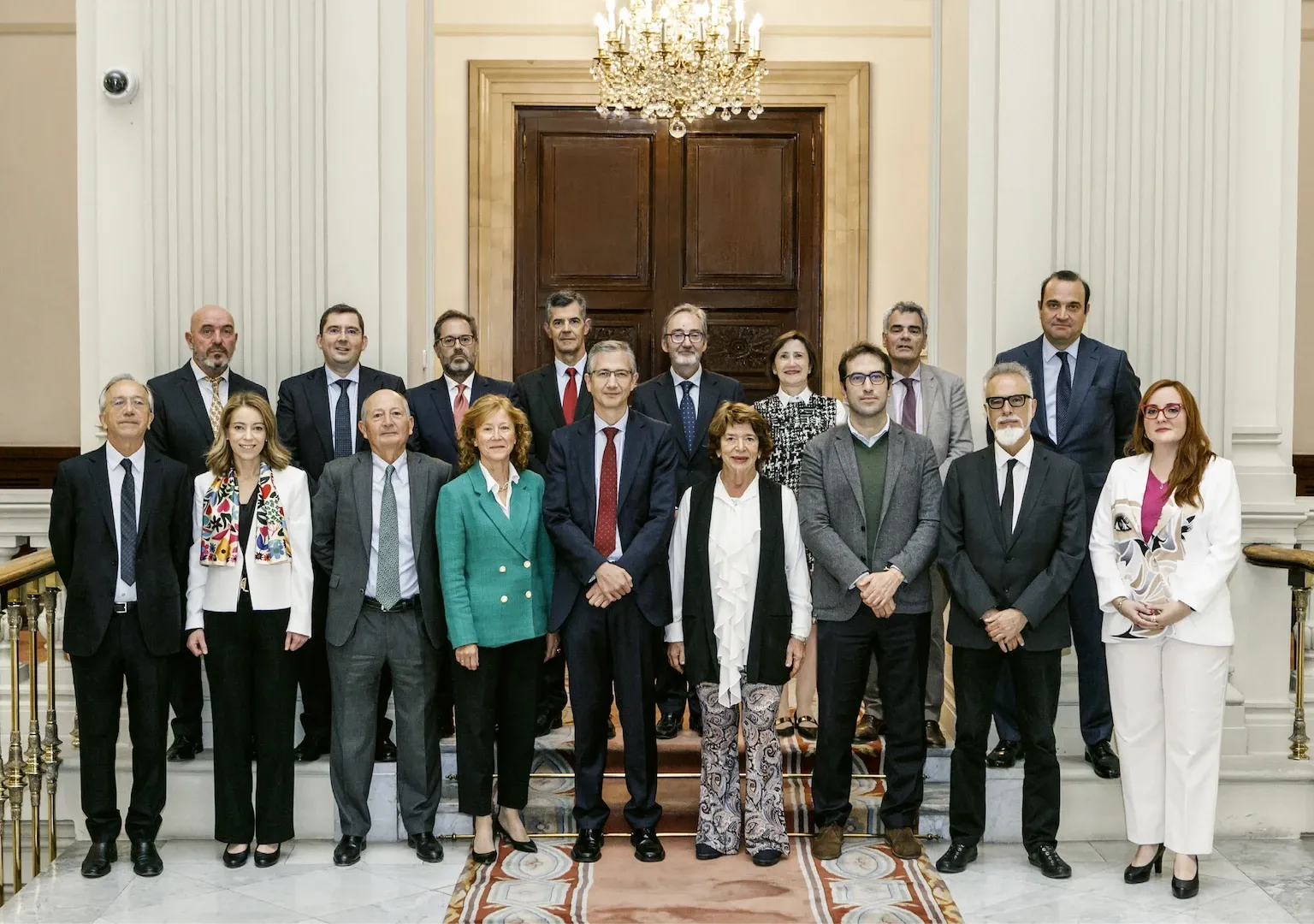 Consejo de Gobierno del Banco de España. De izquierda a derecha, abajo: Luis Servén, consejero; Montserrat Martínez, vicepresidenta de la Comisión Nacional del Mercado de Valores; Fernando Fernández, consejero; Margarita Delgado, subgobernadora; Pablo Hernández de Cos, gobernador; Soledad Núñez, consejera; Carlos Cuerpo, secretario general del Tesoro y Financiación Internacional; Carles Manera y Judith Arnal, consejeros. Arriba: Mariano Serrano, representante de Personal; Ángel Gavilán, Alejandro Álvarez y Juan Ayuso, directores generales; Javier Priego, secretario general; Mercedes Olano, Ángel Estrada y Alberto Ríos, directores generales. 23 de octubre de 2023. Fotógrafo: Vita & Olga. Imagen digital.