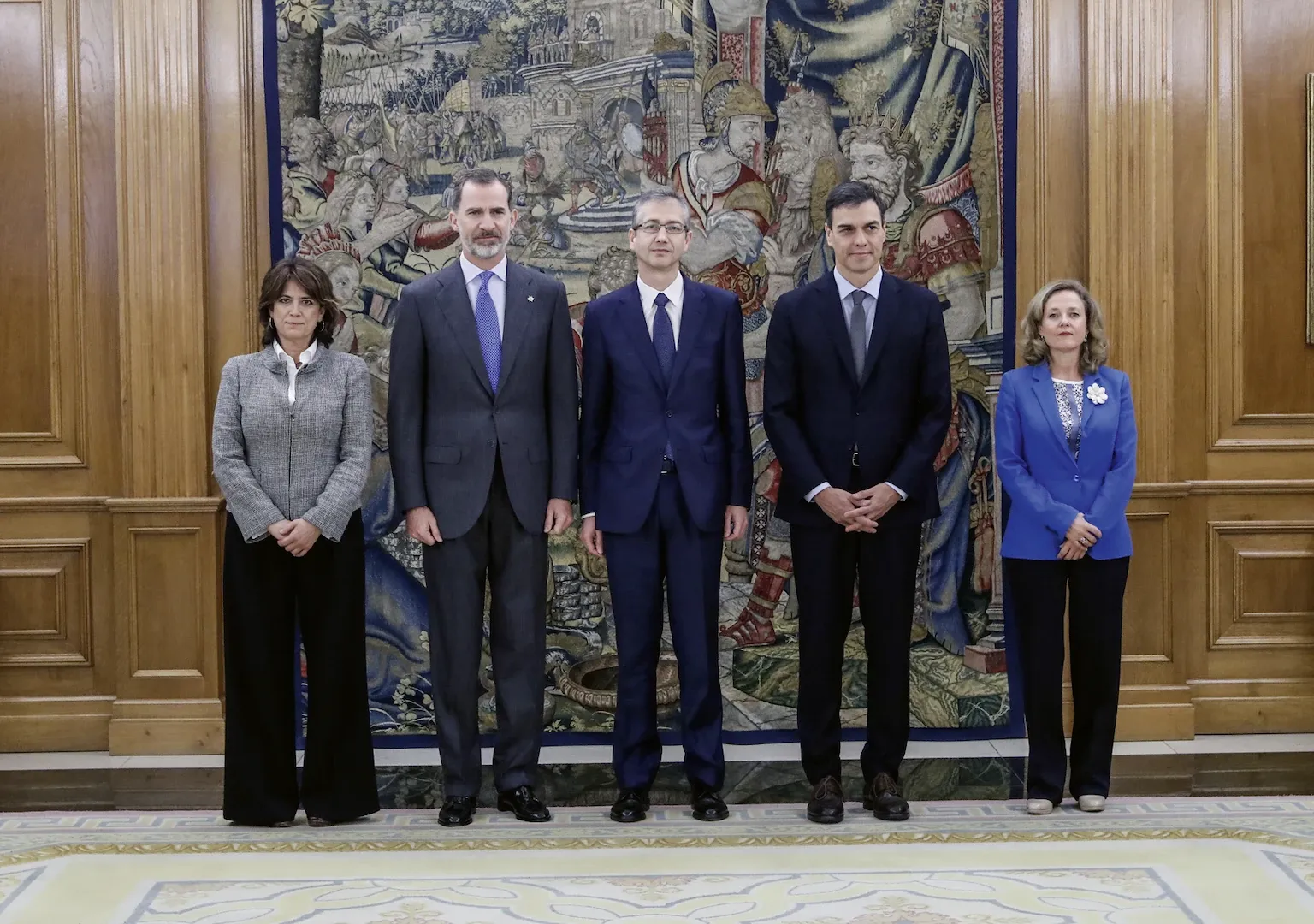 Pablo Hernández de Cos, tras su promesa como gobernador en el palacio de la Zarzuela junto al rey de España, don Felipe VI, y al presidente del Gobierno, Pedro Sánchez. Les acompañan la ministra de Economía y Empresa, Nadia Calviño (derecha de la fotografía) y la ministra de Justicia, Dolores Delgado (izquierda de la fotografía). 11 de junio de 2018. Imagen digital. © Casa de S.M. el Rey.