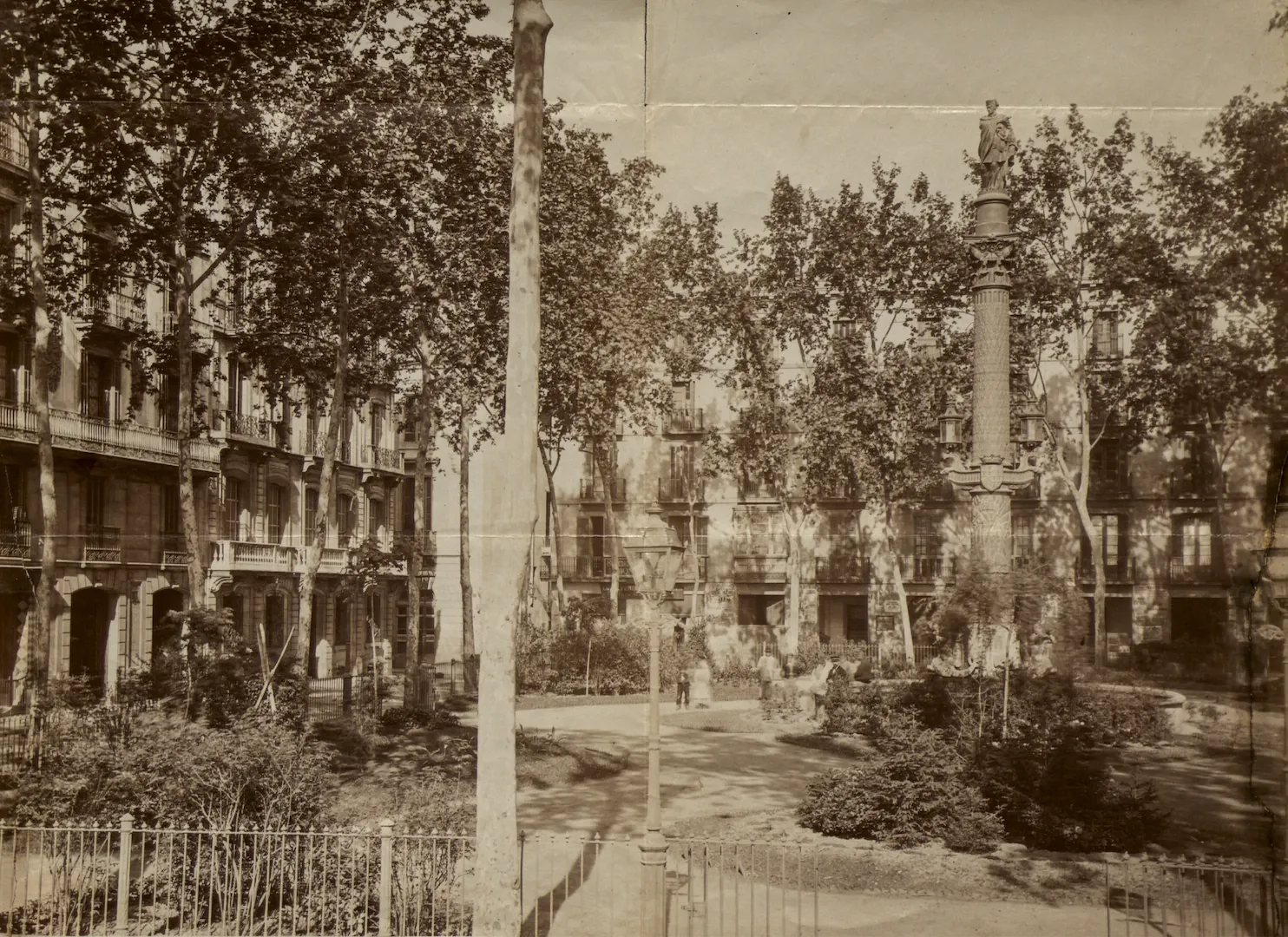 Barcelona. Edificio de la plaza del Duque de Medinaceli ofertado al Banco de España en 1882 para establecer la sede de la sucursal. Ant. 1882. Fotógrafo: Jean Laurent. Positivo. Papel a la albúmina. N.º inv. 3.