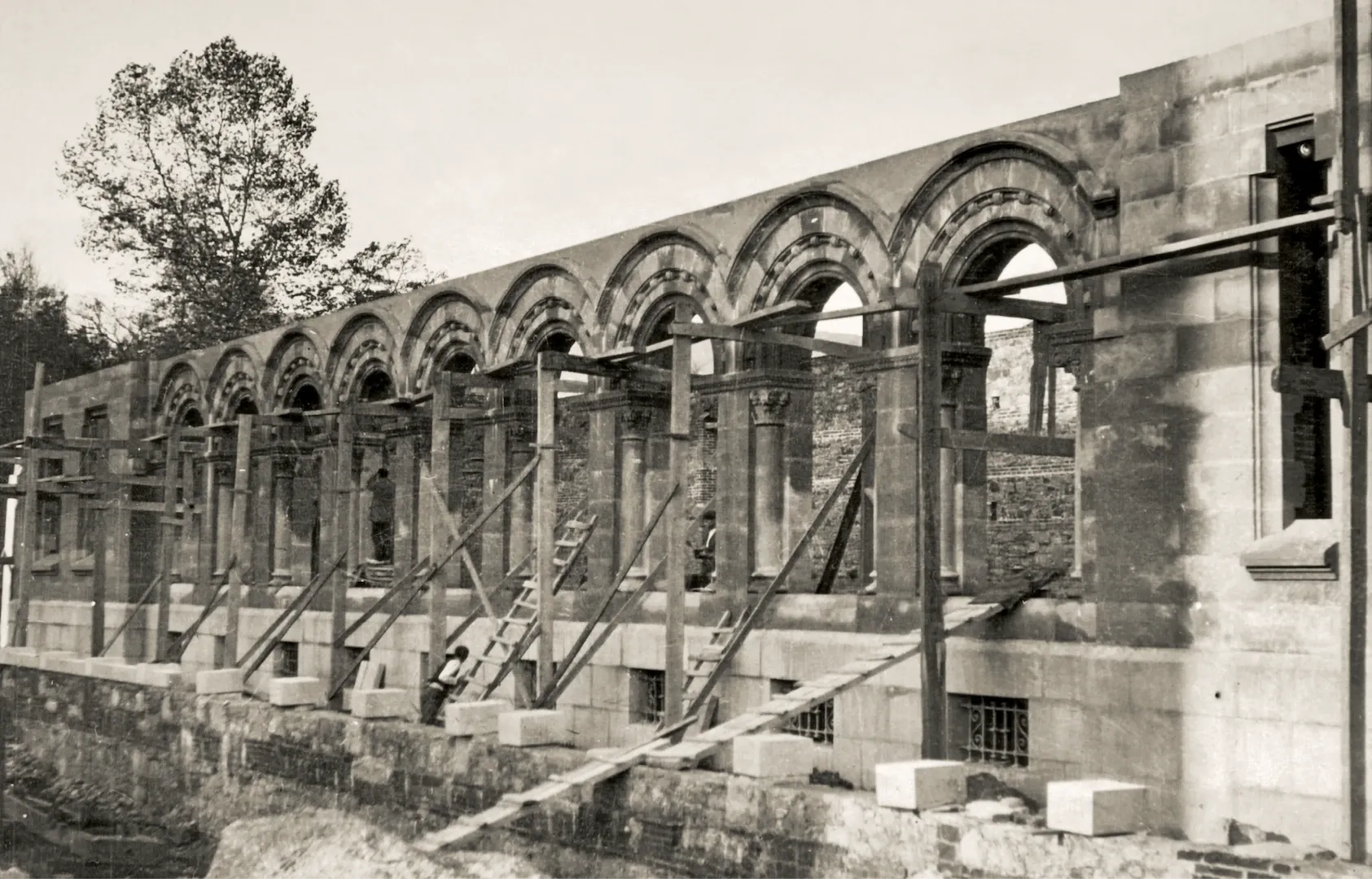 Sucursal de Oviedo. Construcción del edificio (calle Suárez de la Riva, 11, sede entre 1923 y 1982, obra de los arquitectos José de Astiz y Benito González del Valle). Ca. 1919. Fotógrafo: desconocido. Positivo. Plata en gelatina. N.º inv. 29.