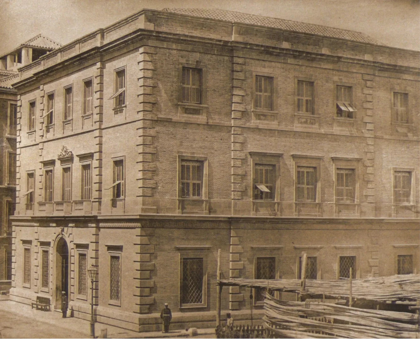 Sucursal de Málaga. Vista exterior del edificio (calle de la Alameda Hermosa, 7, sede entre 1874 y 1936). Ca. 1896. Fotógrafo: desconocido. Positivo. Papel a la albúmina. N.º inv. 31.